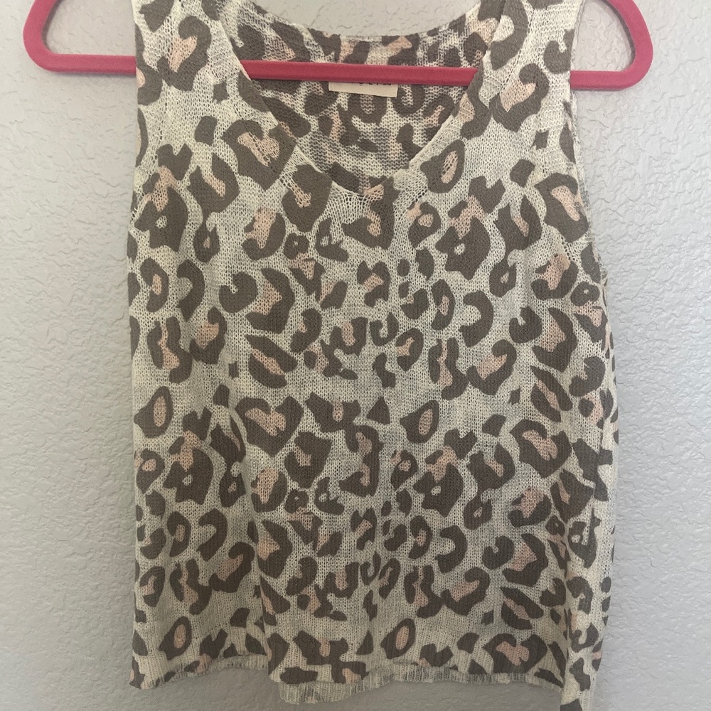 Sleeveless v neck cheetah print blouse
